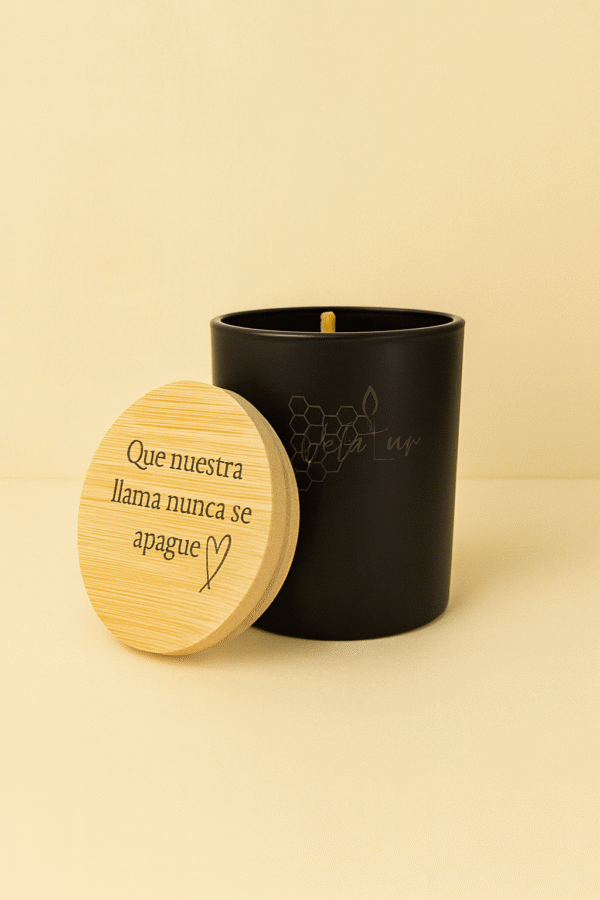 ChatGPT Image 24 sept 2025, 23_15_32 Vela vaso negro con tapa personalizable