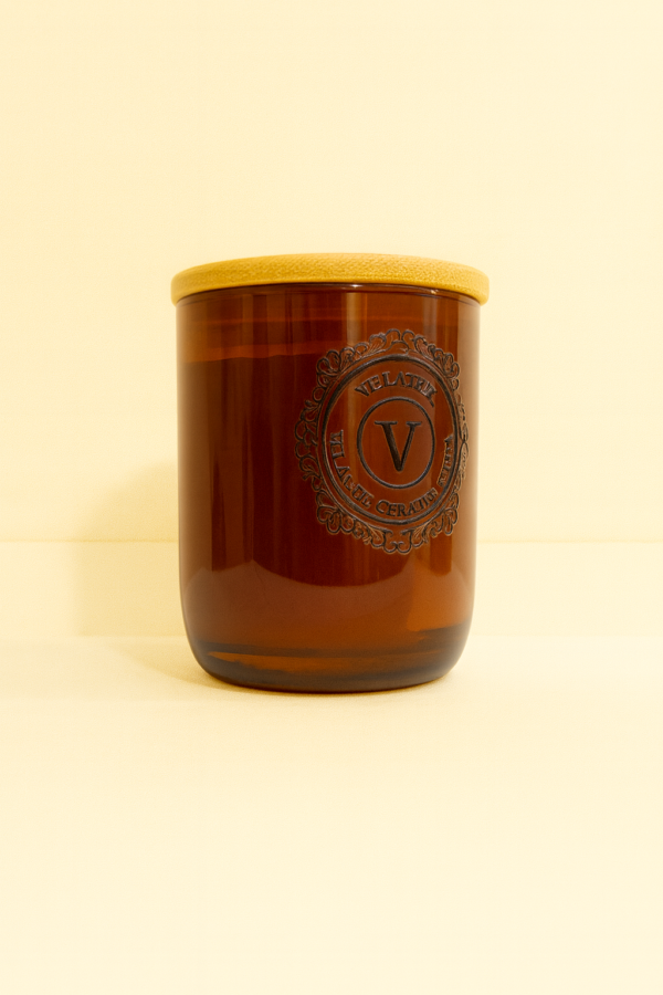 ChatGPT Image 2 dic 2025, 22_49_55 Vela aroma cera vaso ámbar